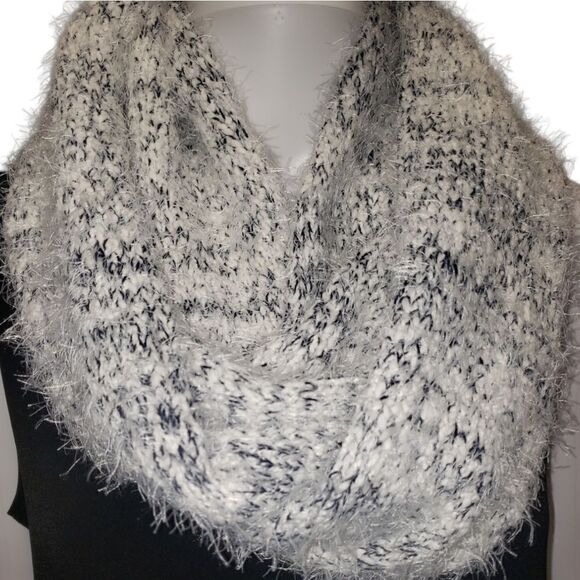 🌹FUZZY BLACK AND WHITE INFINITY SCARF - Picture 4 of 5